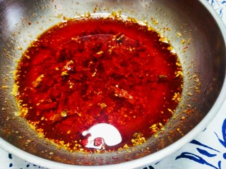 10、熬制香喷喷的辣椒油，可以做各种凉菜,香喷喷的辣椒油就熬制成功了