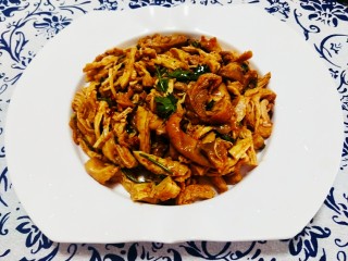 12、熬制香喷喷的辣椒油，可以做各种凉菜,还可以做凉拌鸡丝