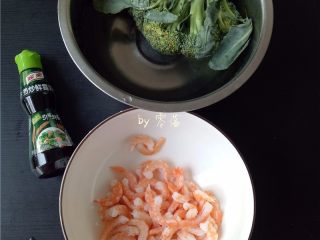 1、西兰花炒虾仁,备好食材：虾仁，西兰花；西兰花用淡盐水浸泡片刻；