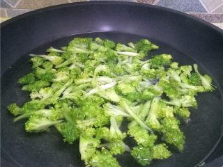 4、西兰花炒虾仁,锅里放入清水，盐，植物油烧开，放入西兰花焯水；