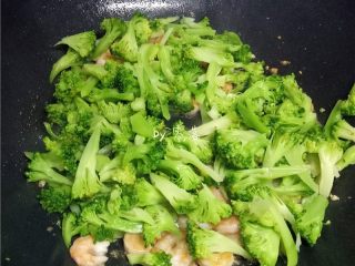 10、西兰花炒虾仁,放入西兰花翻炒