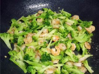 11、西兰花炒虾仁,调入适量盐