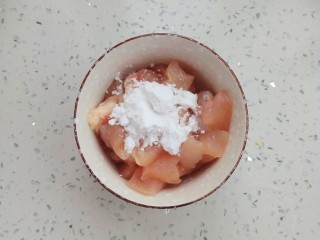 2、鱼香鸡丁,鸡胸肉加入一勺淀粉
