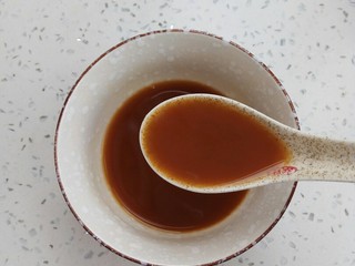 9、鱼香鸡丁,一勺淀粉，半勺盐，半碗水搅拌均匀备用