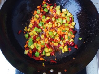 12、鱼香鸡丁,放入胡萝卜黄瓜丁翻炒