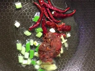 5、啤酒卤鸡蛋,锅中留少许底油放葱姜，八角，花椒，干辣椒，一块火锅底料