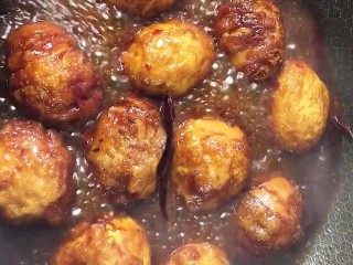 8、啤酒卤鸡蛋,大火烧开改中小火炖至汤汁浓稠