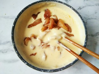 5、#猪年#糖醋里脊,鸡蛋加水入碗搅散,加入面粉,调成面糊,把里脊肉放进去,如图