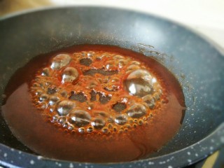 8、#猪年#糖醋里脊,番茄沙司加米醋,加白糖和少许水,调匀之后倒入锅中,煮开如图