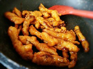 9、#猪年#糖醋里脊,里脊肉放进去迅速翻炒,均匀裹满糖醋汁即可