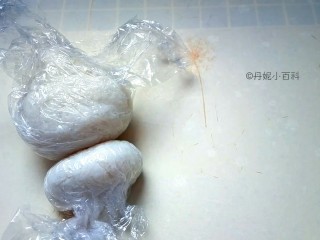 2、魔法小兔便当,再取一小团米饭捏成椭球形，当小兔子的身体。饭团捏好后继续用保鲜膜包好保湿。