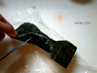 3、魔法小兔便当,海苔剪成长方形，将身体表面包裹起来，继续用保鲜膜包裹。