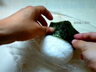 5、魔法小兔便当,将另一片长方形的海苔包裹在头上，做成尖尖的魔法帽。