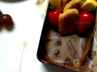 7、魔法小兔便当,将便当配菜摆放在便当盒内。