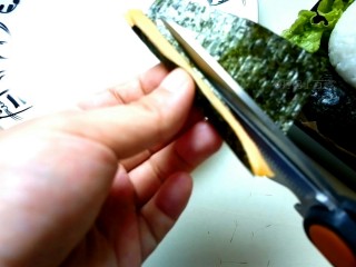 12、魔法小兔便当,包裹海苔，剪去多余部分