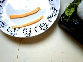 10、魔法小兔便当,咸味奶酪片切下两条，叠在一起，在外面包一层海苔，当小兔子的帽檐~