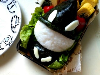 14、魔法小兔便当,在淡味奶酪片上用牙签刻画出小兔的耳朵和小手，贴在小兔身上。