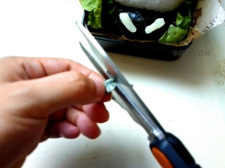 15、魔法小兔便当,用海苔剪出小兔的眼睛和嘴巴。