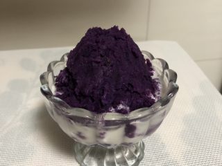 7、紫薯酸奶杯,再将紫薯泥用勺子整理成小山状