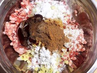 6、萝卜肉丸汤,加入调料，盐、生抽、蚝油、花椒粉、十三香、淀粉、鸡蛋清。