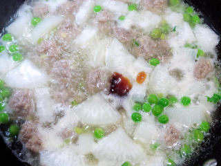15、萝卜肉丸汤,肉丸子下锅3分钟，放入盐、蚝油，搅拌均匀。