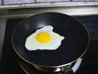 2、火腿三明治,煎一个鸡蛋