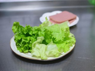 3、火腿三明治,生菜洗净，火腿切片