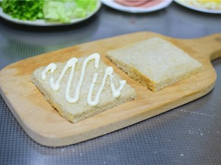 4、火腿三明治,吐司的边缘切掉不要，挤上沙拉酱