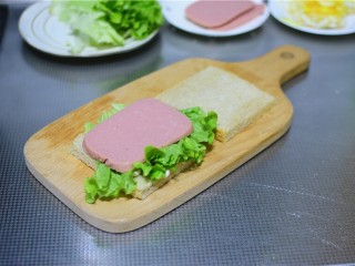 6、火腿三明治,在放火腿
