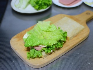 9、火腿三明治,再放另一片生菜