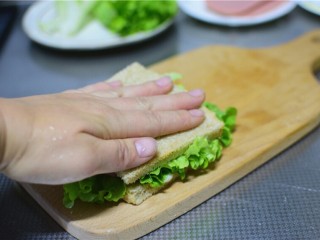 10、火腿三明治,用手按压一下
