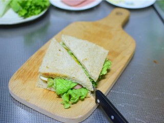 11、火腿三明治,对角切开