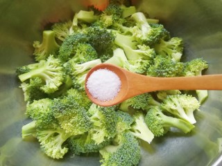 2、蚝油西蓝花,加入2g盐，加入水浸泡15分钟左右冲洗干净。