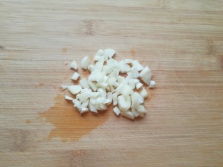 4、蚝油西蓝花,大蒜切碎。