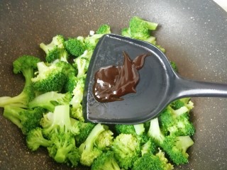 7、蚝油西蓝花,加入蚝油翻炒至熟关火出锅。