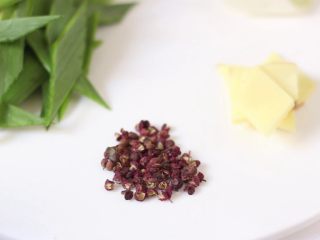 5、绿色美食+豆豉香干回锅肉,青蒜、大葱切段,大蒜、生姜切片备用,花椒备好。