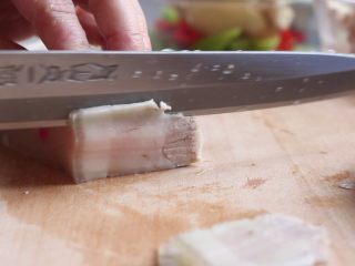 11、绿色美食+豆豉香干回锅肉,捞出晾凉后切薄片。