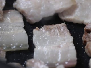12、绿色美食+豆豉香干回锅肉,空锅烧热,放入肉片,小火煸出油。
