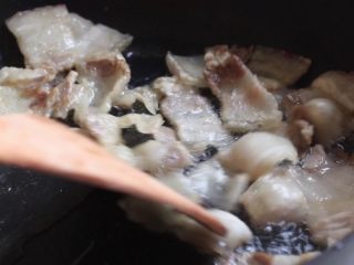 13、绿色美食+豆豉香干回锅肉,肉片煸至微焦呈窝盏状。