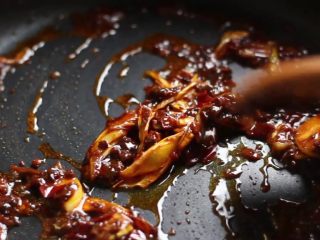 15、绿色美食+豆豉香干回锅肉,下郫县豆瓣酱和豆豉炒出红油,淋上料酒。