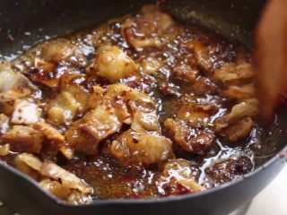 16、绿色美食+豆豉香干回锅肉,酱料与肉片混合,翻炒均匀。