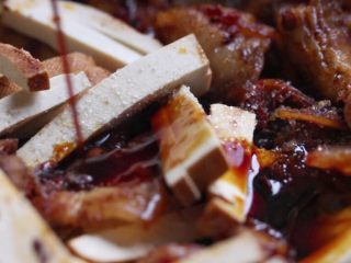 18、绿色美食+豆豉香干回锅肉,加白糖、淋生抽,大火翻炒入味。