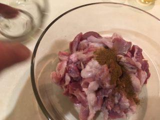9、孜然羊肉,在羊肉里加入五香粉跟酒