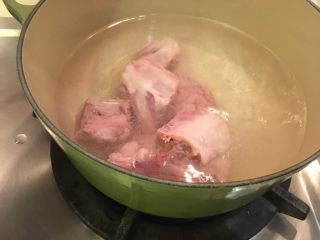 11、孜然羊肉,羊骨直接起汤锅，大火熬煮汤头才会是乳白色