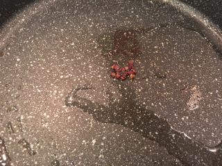 13、孜然羊肉,起油锅炒香花椒粒