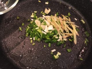 15、孜然羊肉,接着爆香葱姜蒜