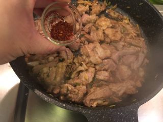 20、孜然羊肉,汤汁收干时加入辣椒面