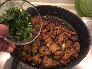 22、孜然羊肉,最后加入香菜末拌匀即可起锅