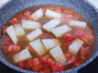 7、酸甜开胃~番茄金针菇冬瓜汤,待番茄炒碎,加入一小碗纯净水!