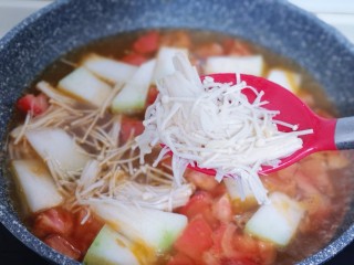 8、酸甜开胃~番茄金针菇冬瓜汤,再加入洗干净的金针菇!